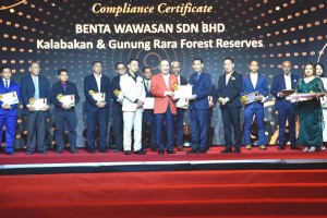 Certificate of Compliance Award for 2022' semasa Malam Apresiasi Jabatan Perhutanan Negeri Sabah Tahun 2023, yang telah berlangsung di Ballroom, The Magellan Sutera, Kota Kinabalu pada 26 Jun 2023.