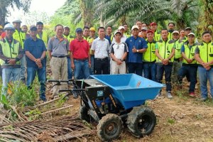 DEMONSTRASI JENTERA AGROSTAR NINJA PB300X POWER BARROW OLEH SABAH AGROSTAR AUTOMATION BERHAD DI LADANG BELIAN